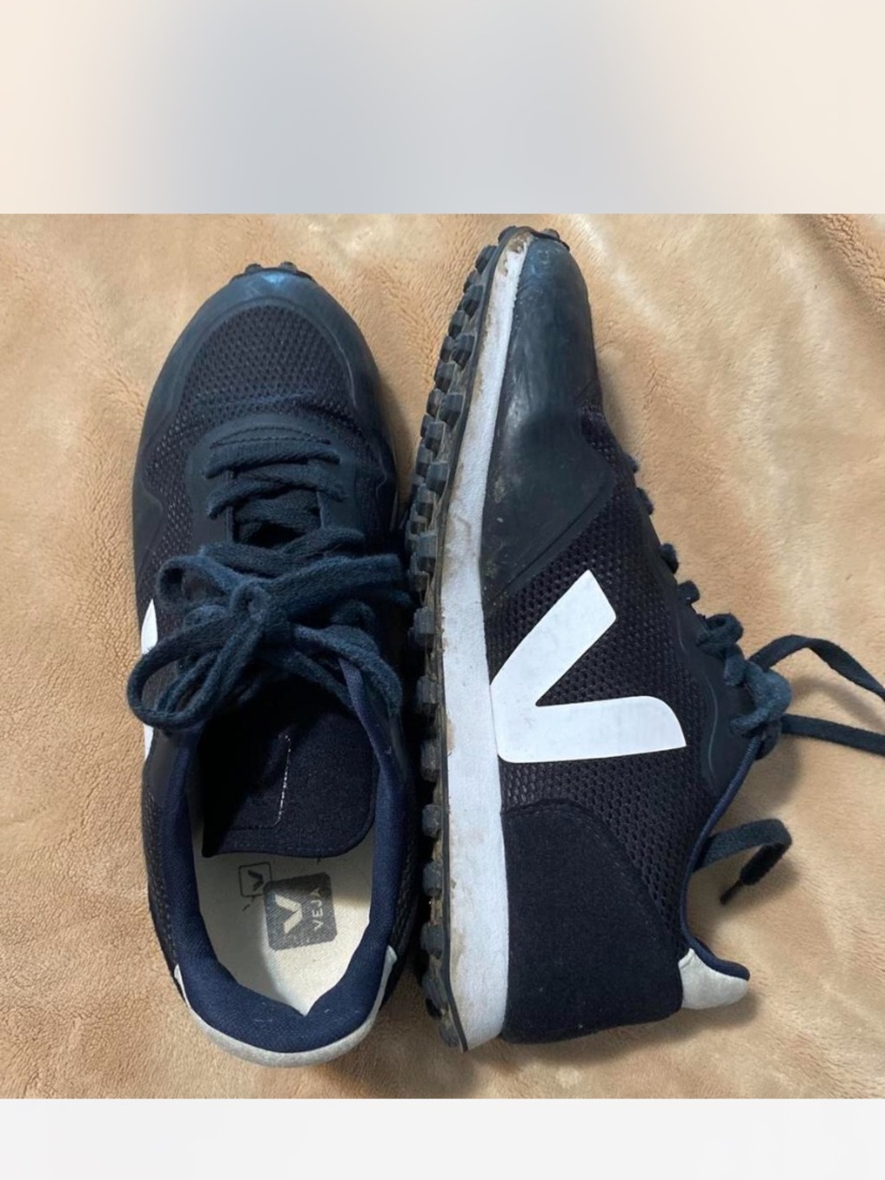 Veja Women's Black and White Low-Profile Sneakers Sz 10